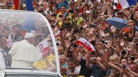Desítky tisíc jásá, papež dorazil do Polska. V ulicích je 39 tisíc policistů a vojáků.