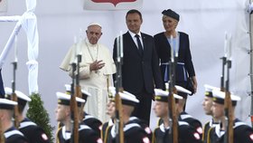 Desítky tisíc lidí jásají, papež dorazil do Polska. V ulicích je 39 tisíc policistů a vojáků.