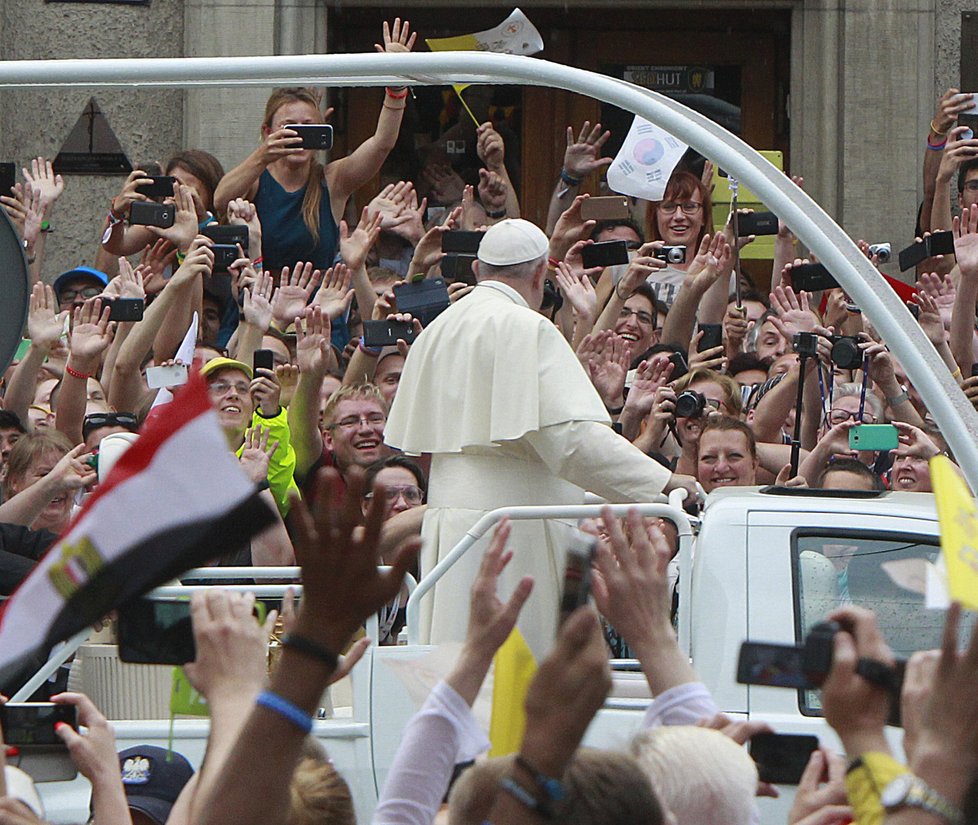 Desítky tisíc lidí jásají, papež dorazil do Polska. V ulicích je 39 tisíc policistů a vojáků.