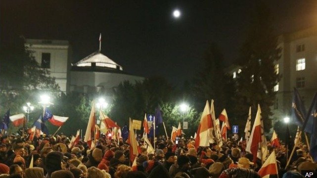 Stovky demonstrantů zablokovaly východy z polského parlamentu.