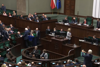 Hádky v polském Sejmu kvůli usnesení k označení Ruska za teroristický stát: Došlo i na potyčku