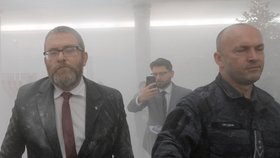 Poslanec polské ultrapravicové strany Konfederacja (Konfederace) Grzegorz Braun v předsálí Sejmu, dolní komory parlamentu, hasicím přístrojem uhasil menoru.