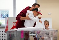 Volby v Polsku: Velký zájem voličů, dlouhé fronty i evakuace. A konzervativci zřejmě pozici obhájí