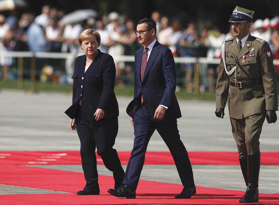 Pietních akcí v Polsku se účastní také německá kancléřka Angela Merkelová, na snímku s polským premiérem Mateuszem Morawieckým.