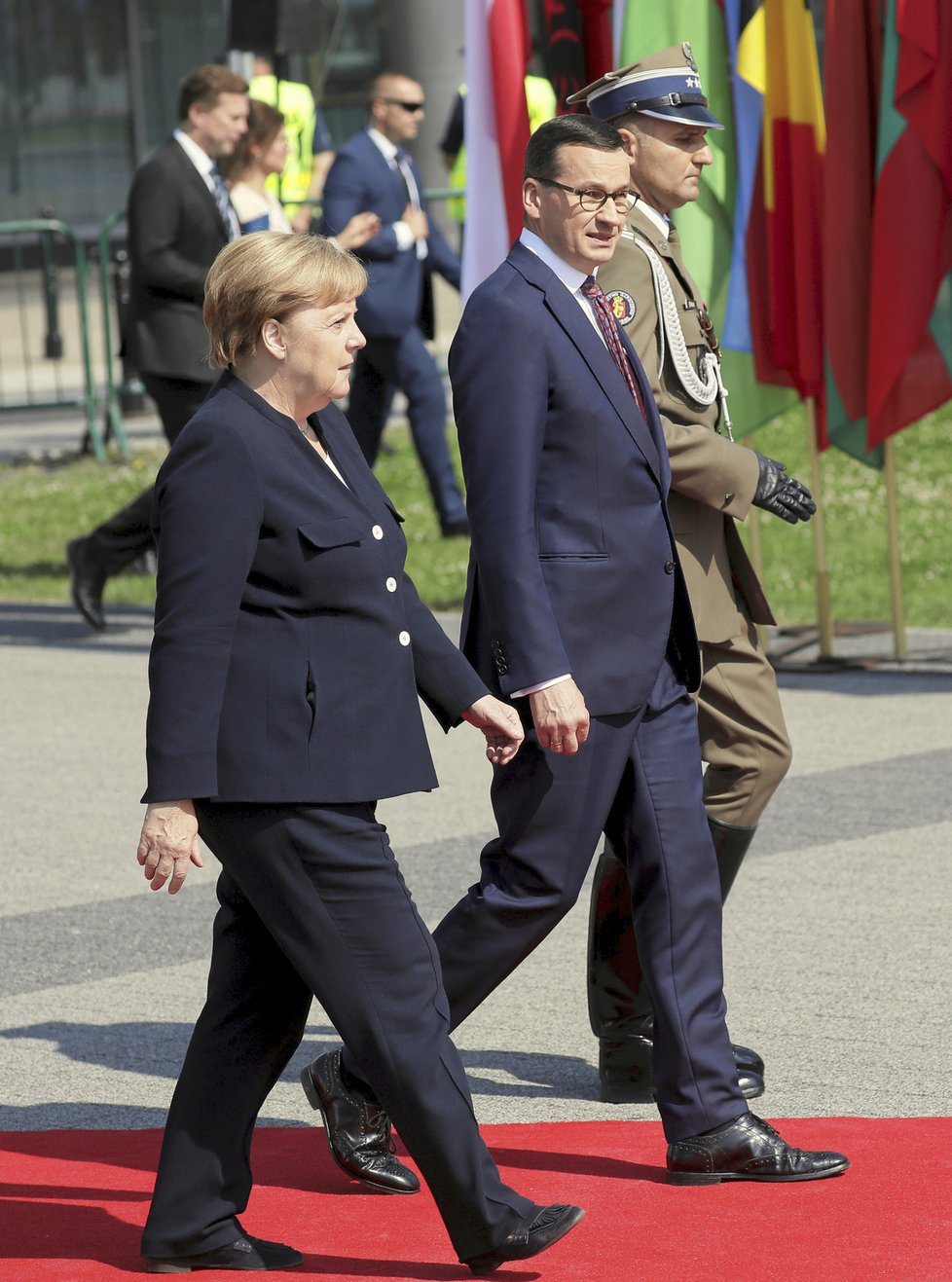 Pietních akcí v Polsku se účastní také německá kancléřka Angela Merkelová, na snímku s polským premiérem Mateuszem Morawieckým.