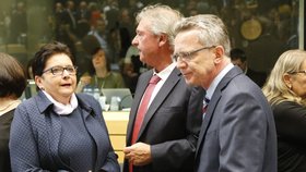 Ruku pro povinné uprchlické kvóty v Bruselu za Polsko zvedla ministryně vnitra Teresa Piotrowská. Na snímku s Lucemburčanem Jeanem Asselbornem (uprostřed) a něm. ministrem vnitra Thomasem de Mazierem.