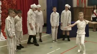 Při tanci zplynovali své spolužáky. „Pietní“ představení na polské škole vyvolalo skandál