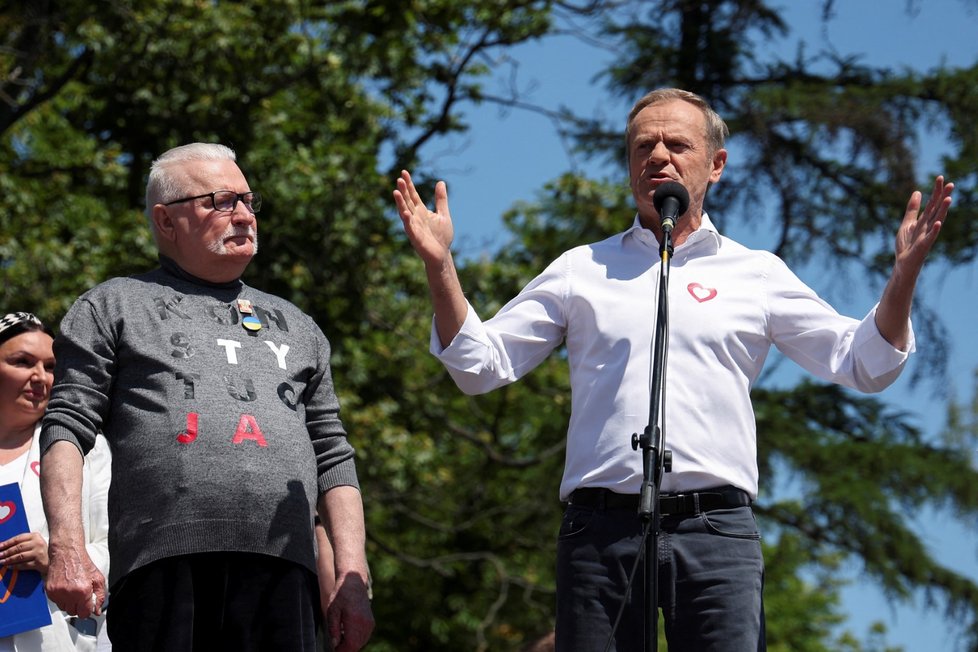 Exprezident Lech Walesa a expremiér Donald Tusk na protivládní demonstraci (4. 6. 2023).
