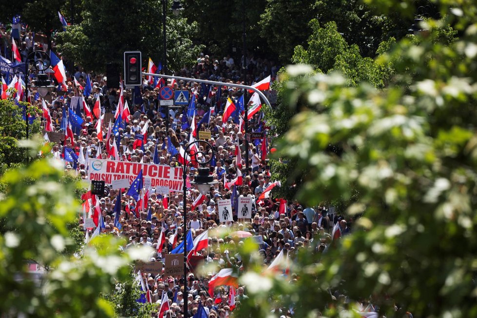 Pochod proti vládě ve Varšavě: Organizátoři hovoří o půl milionu účastníků (4. 6. 2023).