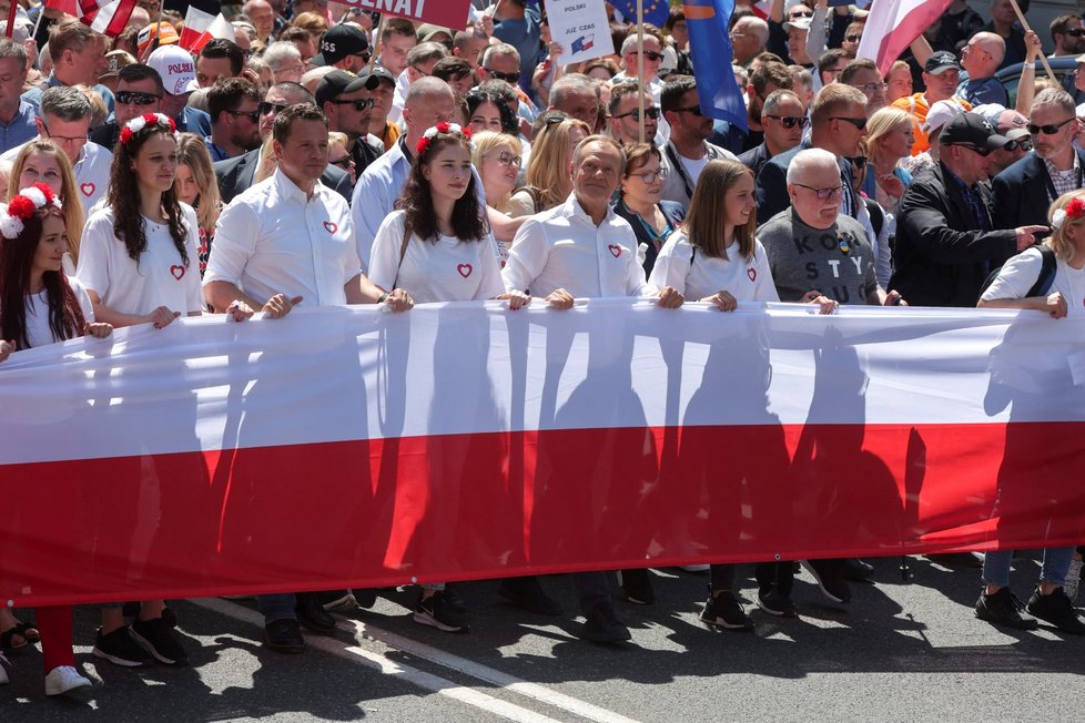 Pochod proti vládě ve Varšavě: Organizátoři hovoří o půl milionu účastníků (4. 6. 2023).