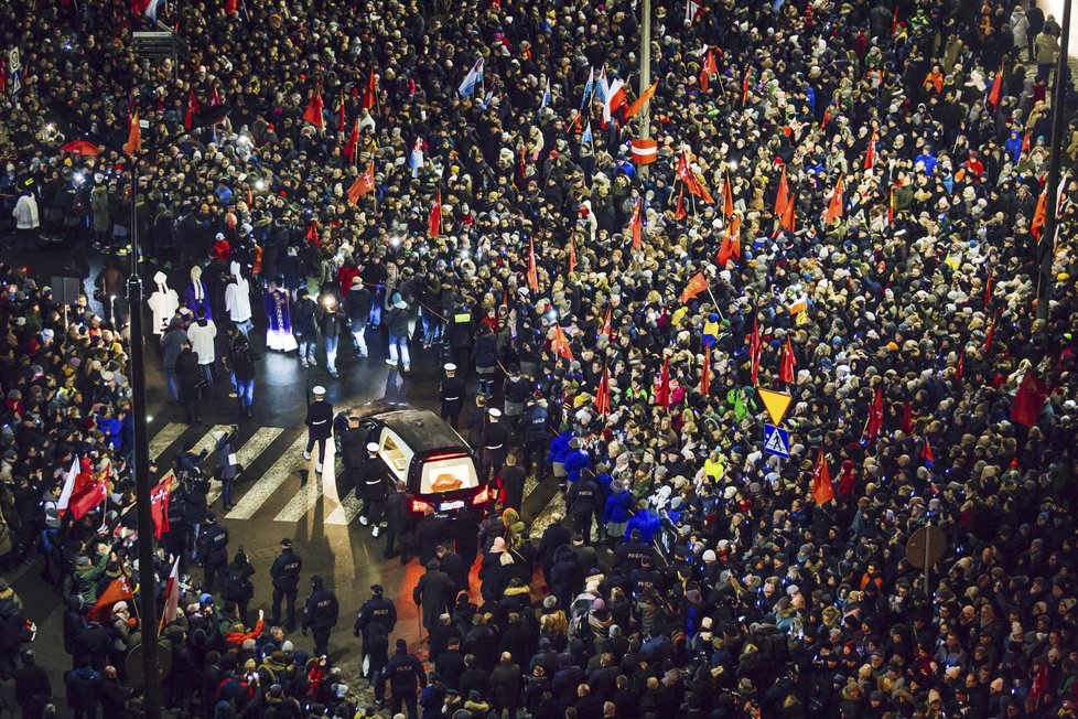 Polsko si připomíná zavražděného primátora