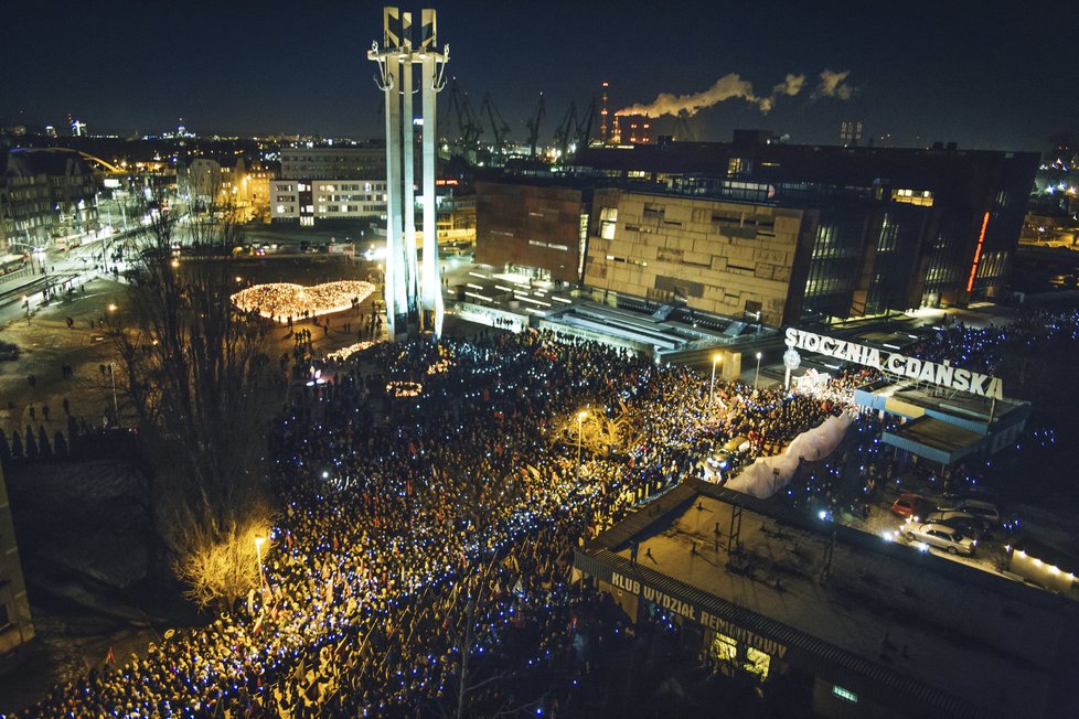 Polsko si připomíná zavražděného primátora