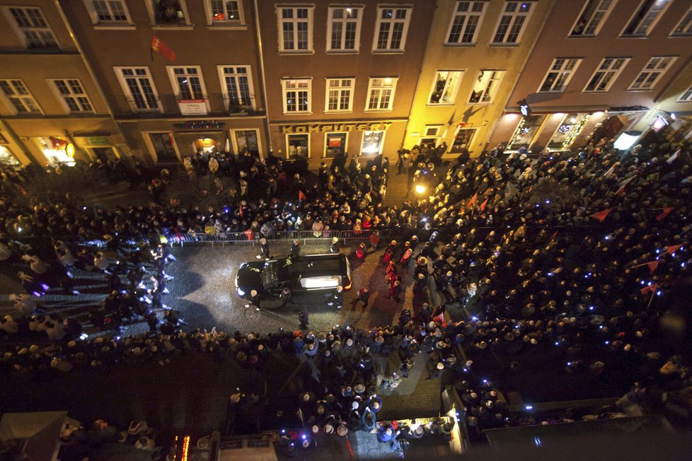 Polsko si připomíná zavražděného primátora