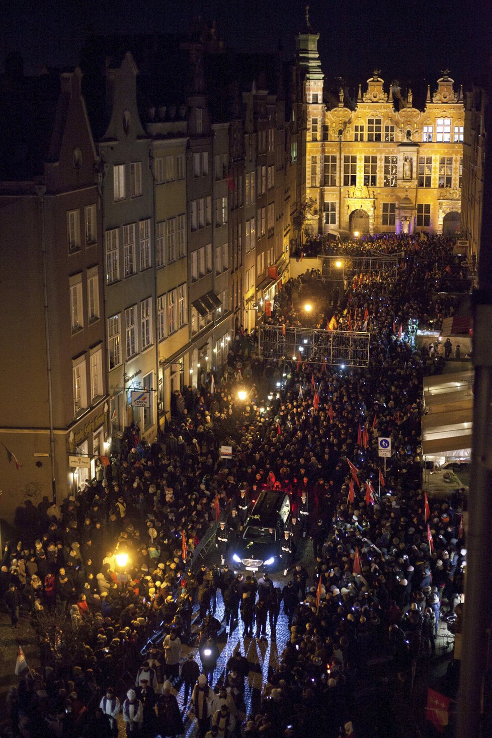 Polsko si připomíná zavražděného primátora