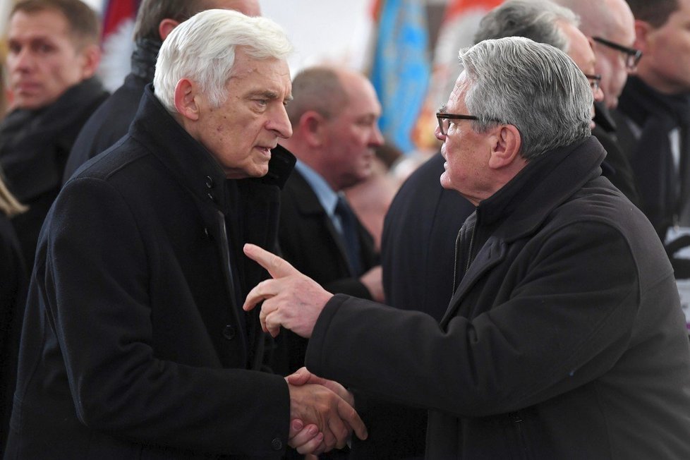 Polsko si připomíná zavražděného primátora. Na snímku bývalý polský premiér Jerzy Buzek (vlevo) a bývalý německý prezident Joachim Gauck