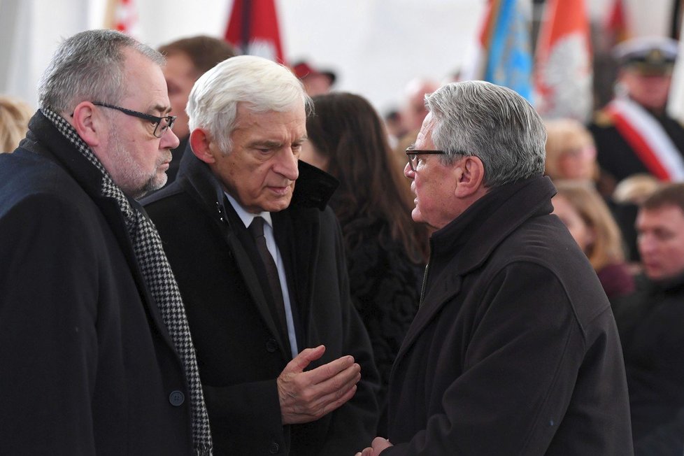 Polsko si připomíná zavražděného primátora. Na snímku bratr zavražděného Piotr (vlevo), bývalý polský premiér Jerzy Buzek (uprostřed) a bývalý německý prezident Joachim Gauck