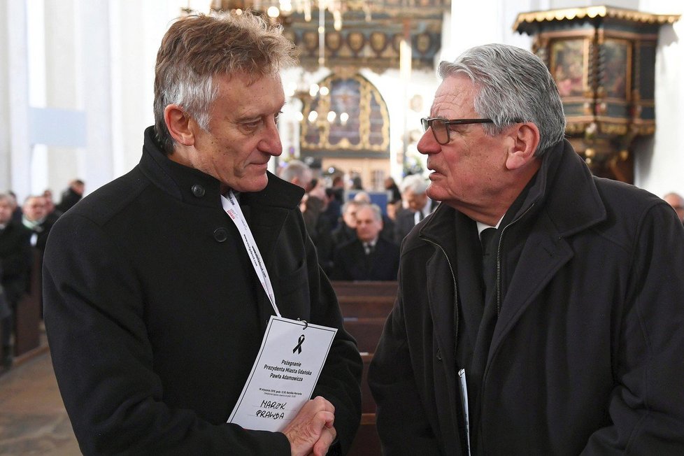 Polsko si připomíná zavražděného primátora. Na snímku polský zástupce pro EU Marek Prawda (vlevo) a bývalý německý prezident Joachim Gauck
