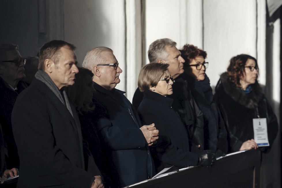 Polsko si připomíná zavražděného primátora. Na snímku zleva prezident EK Donald Tusk, bývalý polský prezident Lech Walesa, bývalá první dáma Danuta Walesa, bývalý polský prezident Aleksander Kwasniewski a bývalá první dáma Jolanta Kwasniewski