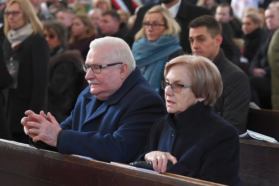 Polsko si připomíná zavražděného primátora. Na snímku bývalý prezident Lech Walesa s manželkou Danutou