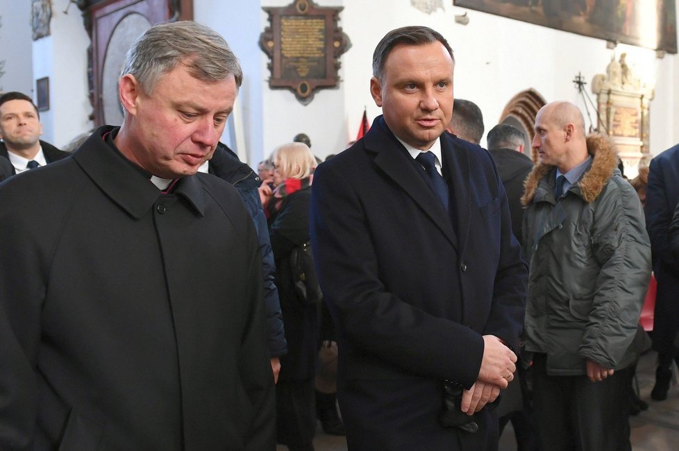 Polsko si připomíná zavražděného primátora. Na snímku zleva kněz Ireneusz Bradtke a prezident Andrzej Duda