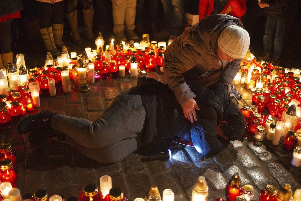 Polsko si připomíná zavražděného primátora