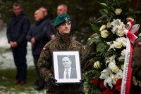 Pohřeb obětí (†62, †60) výbuchu rakety v Polsku: Dojemná slova syna a nečekaná událost