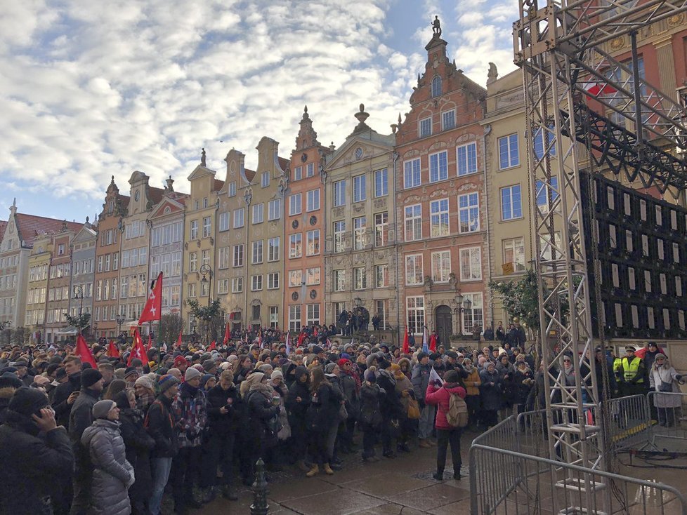 Polsko si připomíná zavražděného primátora.