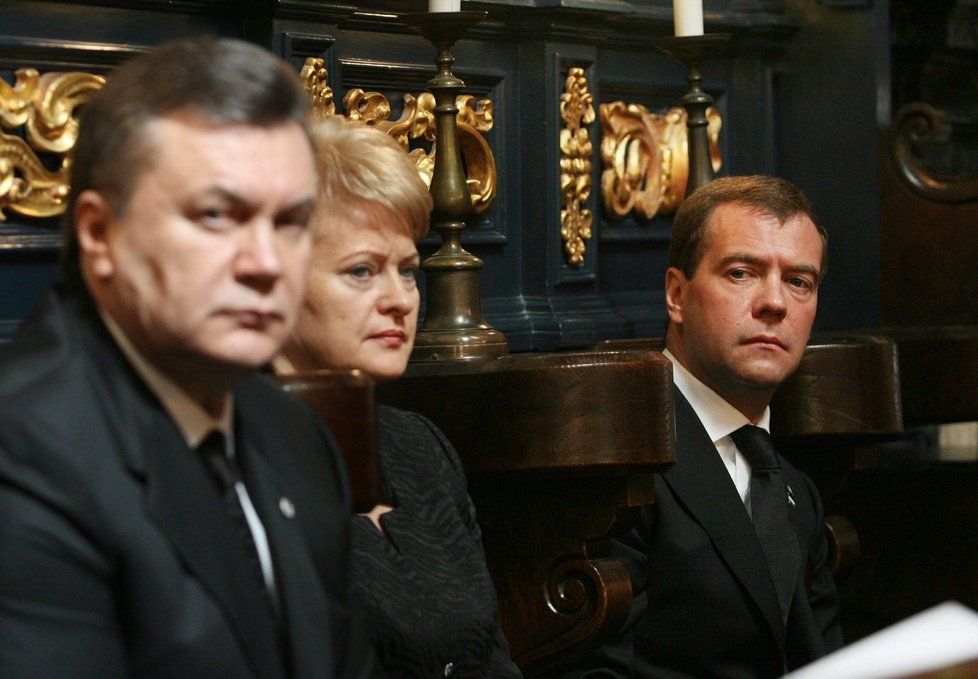 Dmitrij Medvěděv jako jeden z mála evropských státníků neodvolal svou účast na smutečním obřadu
