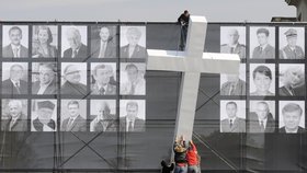 Varšava: Na náměstí Maršála Józefa Pilsudského jsou rozmístěny fotografie všech zemřelých.