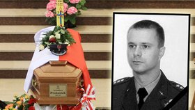 Pilot tupolevu Arkadiusz Protasiuk byl pohřben přesně dva týdny po tragické nehodě