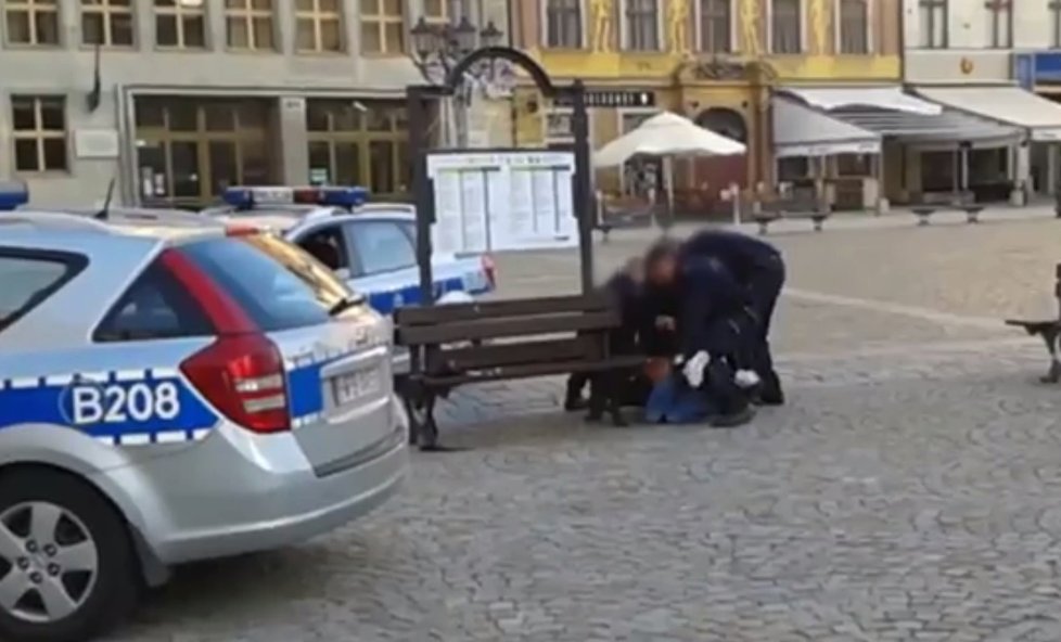 Policisté na Stachowského použili paralyzér už při zatýkání, protože kladl odpor.