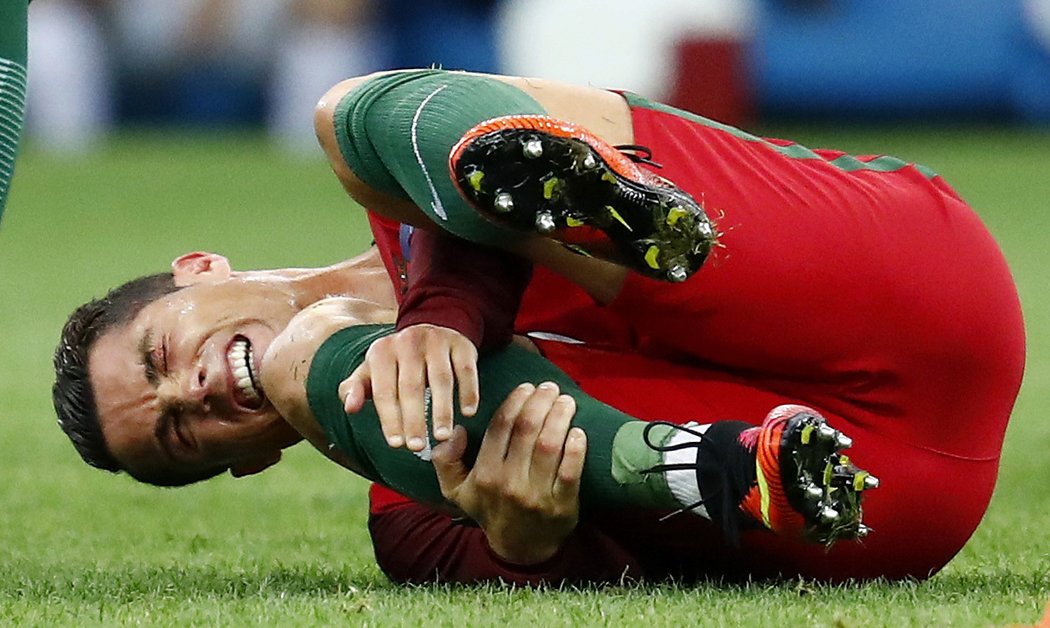 Portugalský kapitán Cristiano Ronaldo skončil po tvrdém šlapáku na trávníku