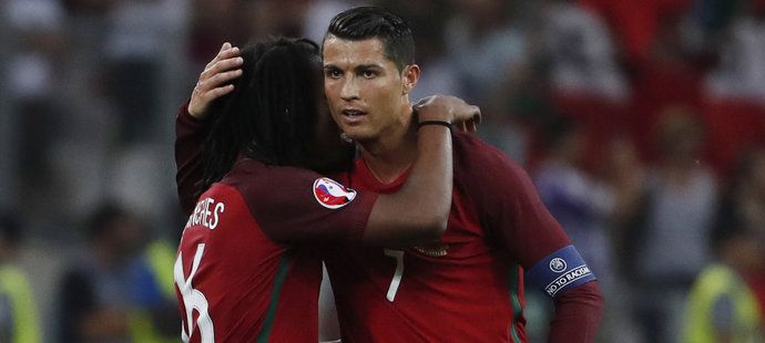Talentovaný Portugalec Renato Sanches slaví gól proti Polsku s kapitánem Cristianem Ronaldem