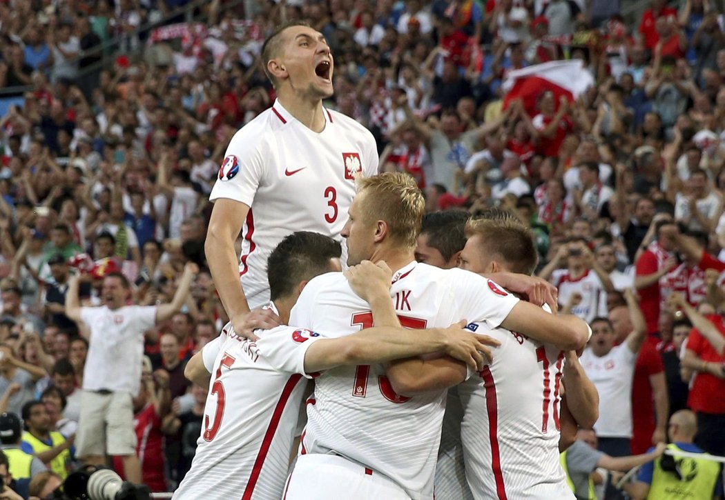 Fotbalisté Polska slaví gól do sítě Portugalska