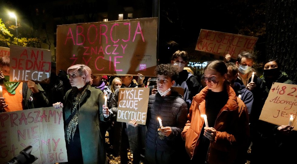 Poláci vyšli po smrti ženy, které lékaři neprovedli potrat a zemřela, do ulic.