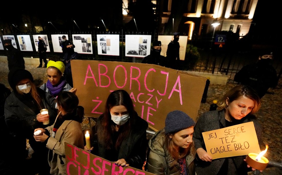 Poláci vyšli po smrti ženy, které lékaři neprovedli potrat a zemřela, do ulic.