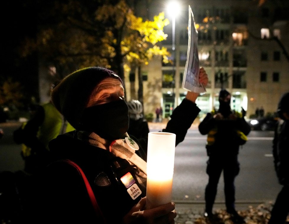 Poláci vyšli po smrti ženy, které lékaři neprovedli potrat a zemřela, do ulic.