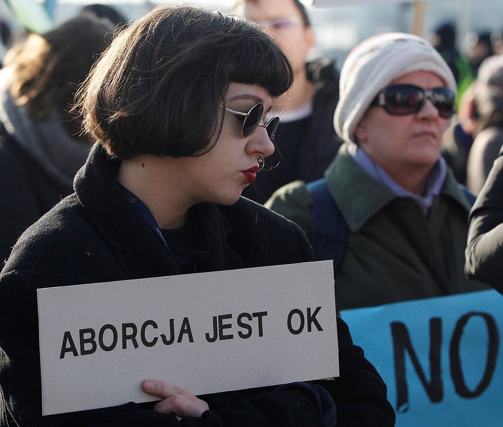 Polky vyrazily do ulic za právo na potrat.