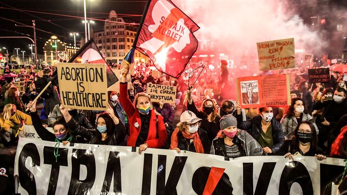 Protesty desítek tisíc lidí po celém Polsku pokračovaly v pátek i v sobotu po čtvrtečním rozhodnutí polského ústavního soudu, že přerušení těhotenství z důvodu poškození plodu odporuje ústavě. Další protesty se chystají dnes ve středu.