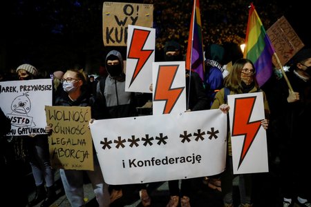 Polské ženy ve Varšavě protestují proti vládnímu zákazu potratů (30. 10. 2020)