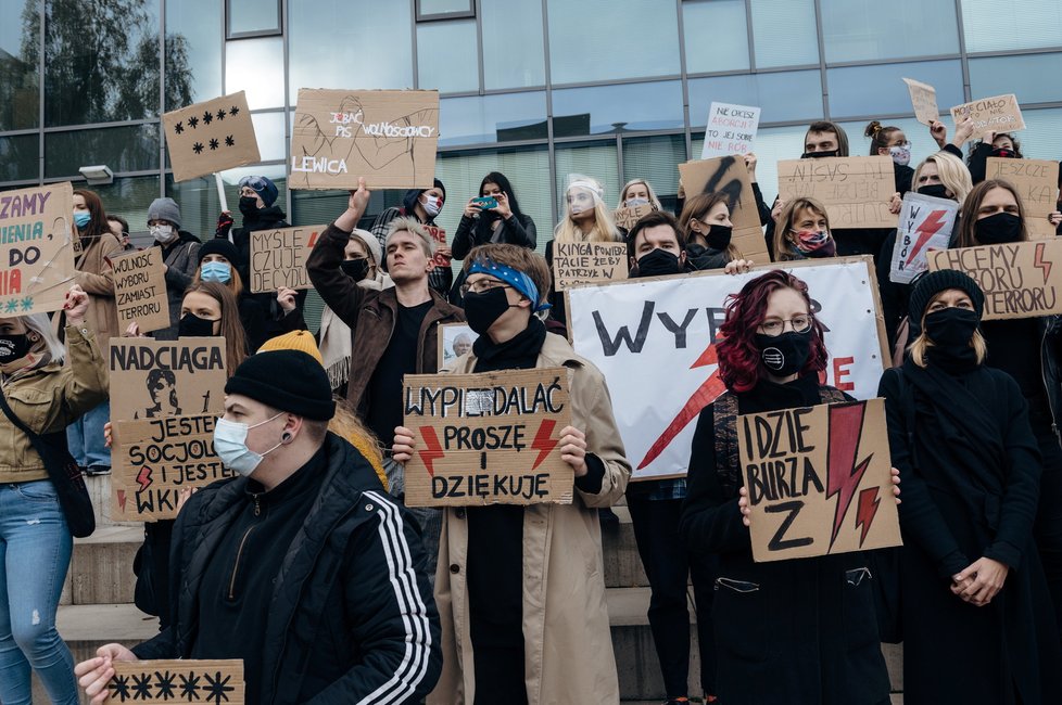 Protesty proti zostření protipotratového zákona v Polsku.