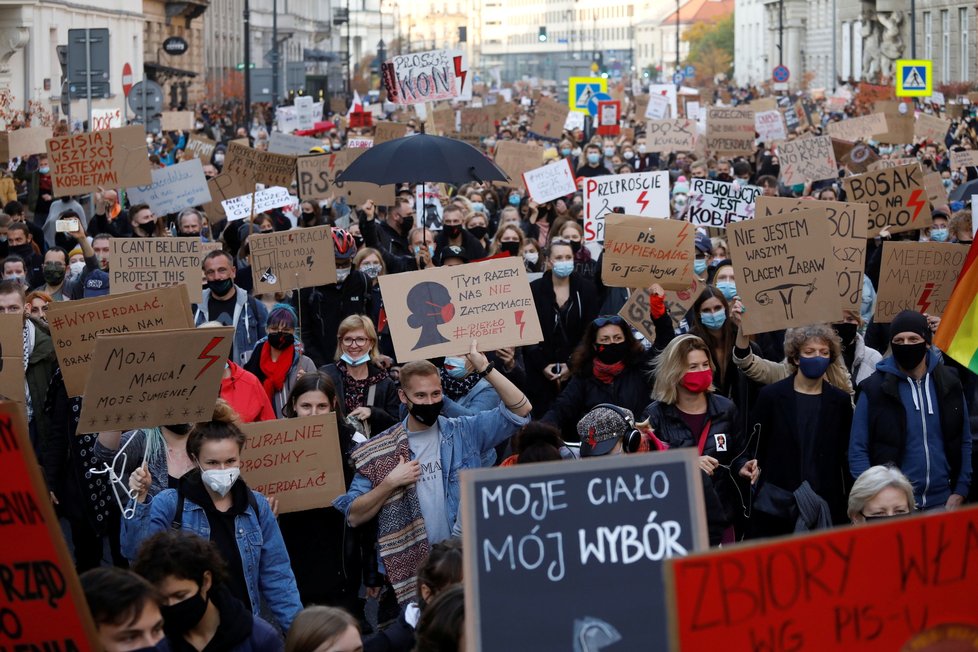 Protesty proti zostření protipotratového zákona v Polsku