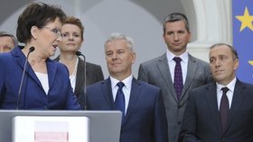 Premiérka Ewa Kopaczová vlevo, ministr Cezary Grabarczyk uprostřed