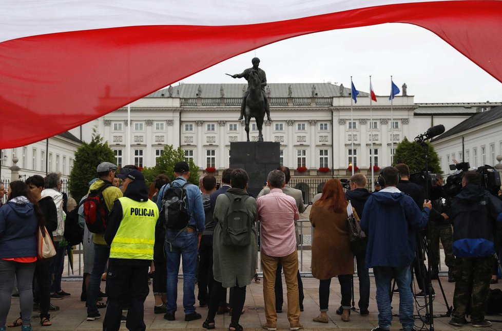 Protesty před prezidentským palácem ve Varšavě