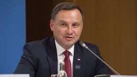 Prezident Andrzej Duda nesouhlasí s povinnými kvótami pro rozdělování uprchlíků. Ruku pro ně v Bruselu zvedla jeho ministryně vnitra Teresa Piotrowská.