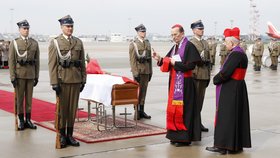 Polský kardinál pronáší modlitbu u rakve první dámy Marie Kaczyńské.