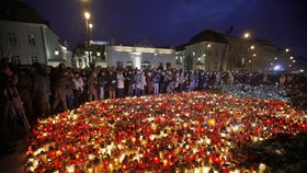 Hořící svíčky před prezidentským palácem ve Varšavě