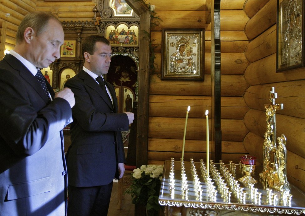Dmitrij Medveděv a Vladimír Putin vyjádřili společně svůj smutek nad polskou tragédií