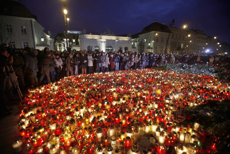 Hořící svíčky před prezidentským palácem ve Varšavě