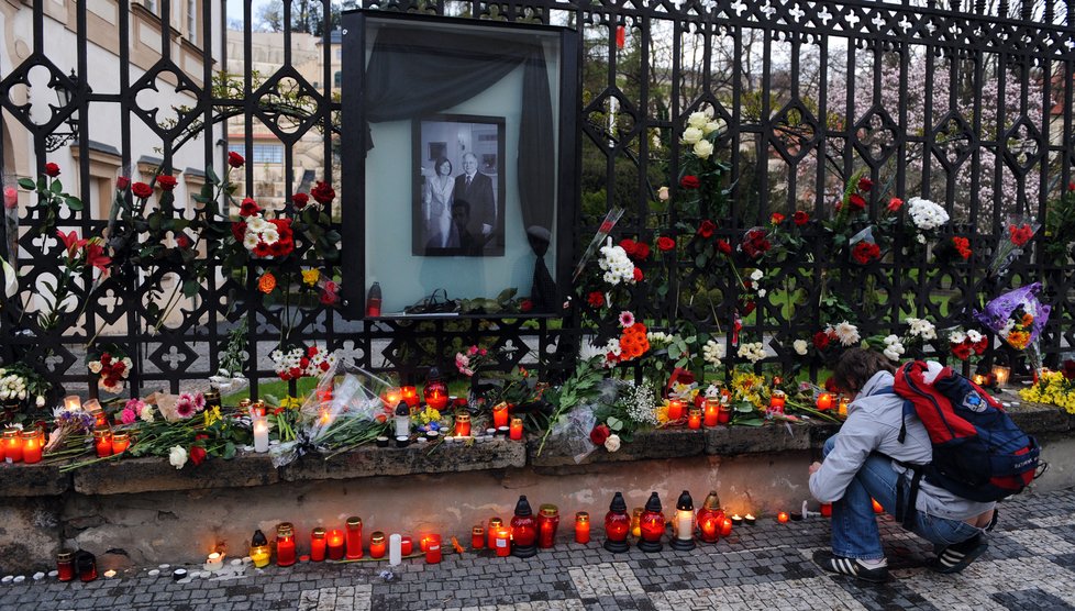 Lidé uctili památku mrtvého polského prezidenta a celé delegace, která mířila do Katyně, také před polskou ambasádou v Praze